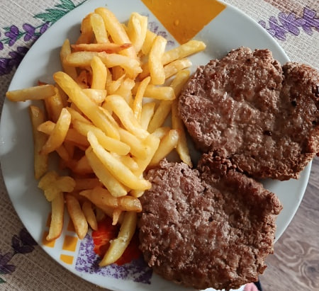 Хрустящий фри и бифштексы с чесночным соусом