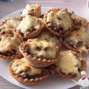 Тарталетки з куркою грибами та сиром