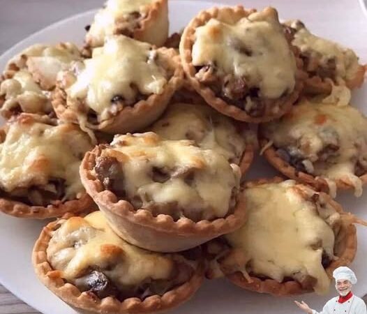 Тарталетки з куркою грибами та сиром