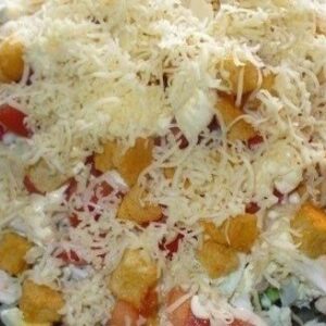 Салат із куркою сиром та сухариками