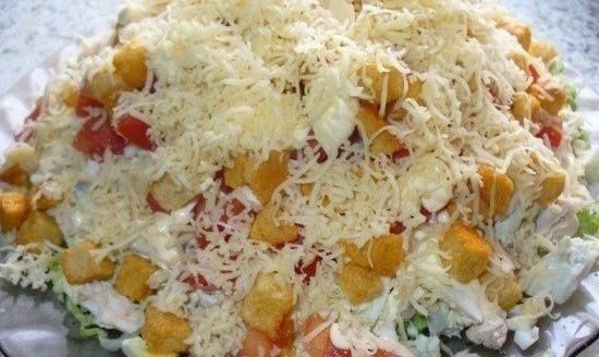 Салат із куркою сиром та сухариками